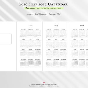 Könnte beinhalten: Ein druckbarer PDF-Kalender für 2026, 2027 und 2028, im persönlichen Format (95 x 171 mm). Der Kalender hat ein schlichtes, minimalistisches Design mit weißem Hintergrund und schwarzem Text. Er umfasst 4 Seiten und beginnt am Sonntag oder Montag.