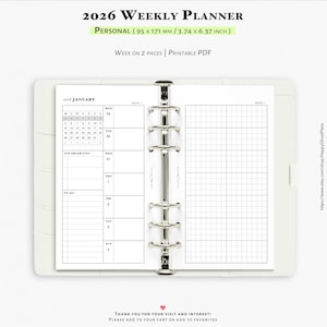 Könnte beinhalten: Ein Set aus drei Keramikbechern mit gesprenkelter, cremefarbener Glasur. Jeder Becher zeigt ein handgemaltes Design: ein blau-grünes Blatt, eine gelbe Blume und eine rote Beere. Die Becher haben ein schlichtes, modernes Design.