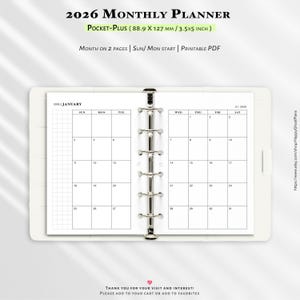 Può includere: Un'agenda mensile bianca del 2026, formato Pocket-Plus (88,9 x 127 mm). Il calendario di gennaio è visualizzato su due pagine, con linee a griglia. Testo: "Month on 2 pages | Sun/Mon start | Printable PDF".