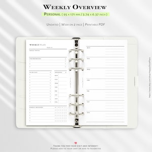 Puede incluir: Una carpeta blanca de seis anillas con un inserto de planificador semanal. Las páginas muestran el texto Weekly Overview, Personal 95 x 171 mm / 3.74 x 6.37 inch, Undated, Week on 2 page, Printable PDF, Weekly Plan, Goals/Focus, Top Priorities, To Do List, Spending y Habits/Routines.