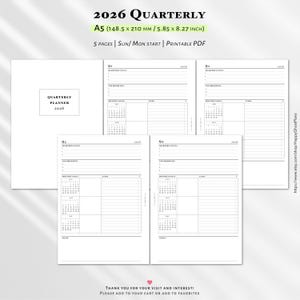 Op de afbeelding: Een 2026 kwartaalplanner als printbare PDF in A5-formaat, met afmetingen van 148,5 bij 210 mm. De set bevat vijf pagina's met secties voor kwartaalfocus, topprioriteiten, maandelijkse doelen en taken, met zondag of maandag startopties.