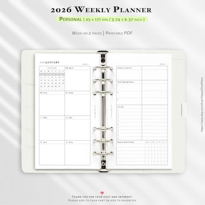 Puede incluir: Planificador semanal blanco de 2026 con una carpeta plateada. El planificador incluye un calendario de enero, con secciones para metas, prioridades y rutinas diarias. El texto dice "2026 Weekly Planner" y "Personal (95 x 171 mm / 3.74 x 6.37 inch)".