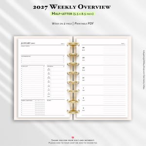 Op de afbeelding: Een 2027 weekplanner-inzetstuk in half-letter formaat 14 x 21,6 cm. De printbare PDF bevat een lay-out van twee pagina's met secties voor doelen, prioriteiten, takenlijsten, uitgaven, gewoontes en dagelijkse notities, bijeengehouden door gouden ringen.