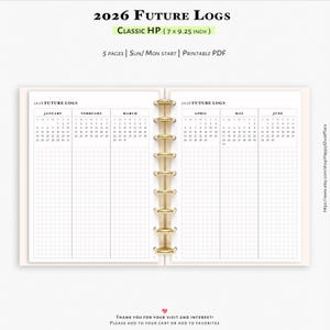 Op de afbeelding: Open planner met 2026 Future Logs. De Classic HP planner meet 17,78 cm x 23,5 cm en bevat 5 pagina's. De pagina's zijn wit met een rasterpatroon en maandkalenders. De planner wordt bij elkaar gehouden door gouden ringen.