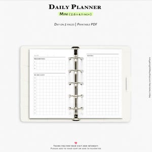 Könnte beinhalten: Ein weißer Mini-Tagesplaner mit einem Ringbuch. Der Planer enthält Abschnitte für Prioritäten, To-Do-Listen und Notizen. Der Text auf dem Planer lautet "Daily Planner MINI (6,6 x 10,4 cm) Day on 2 pages | Printable PDF."