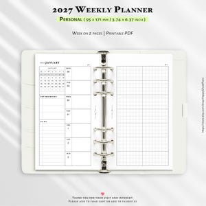 Op de afbeelding: Een 2027 weekplanner als printbare PDF in personal formaat, 95 bij 171 mm. De open planner bevat een metalen ringbandmechanisme met zes ringen, een januari-kalender, een weekindeling, ruimte voor prioriteiten en een rastergedeelte.