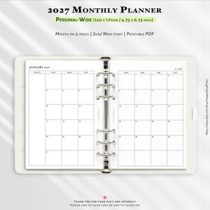 Op de afbeelding: Een 2027 maandplanner in personal-wide formaat van 120 x 171 mm. De open ringband toont een maandelijkse lay-out over twee pagina's voor januari 2027 met een notitiekolom, opties voor zondag- of maandagstart en een printbaar PDF-formaat.
