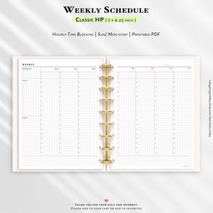 Può includere: Agenda aperto con un layout settimanale. Le pagine sono color crema con un motivo a griglia per la suddivisione oraria. L'agenda è etichettata "WEEKLY SCHEDULE" e "CLASSIC HP (7 x 9,25 INCH)". Include il testo "HOURLY TIME BLOCKING | SUN/ MON START | PRINTABLE PDF".