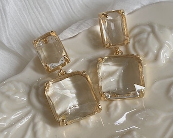 Boucles d'oreilles transparentes « Rum Ice » | Boucles d'oreilles carrées élégantes en or | Bords coupés irréguliers minimalisme | Aiguille en argent sterling | Cadeau spécial pour elle