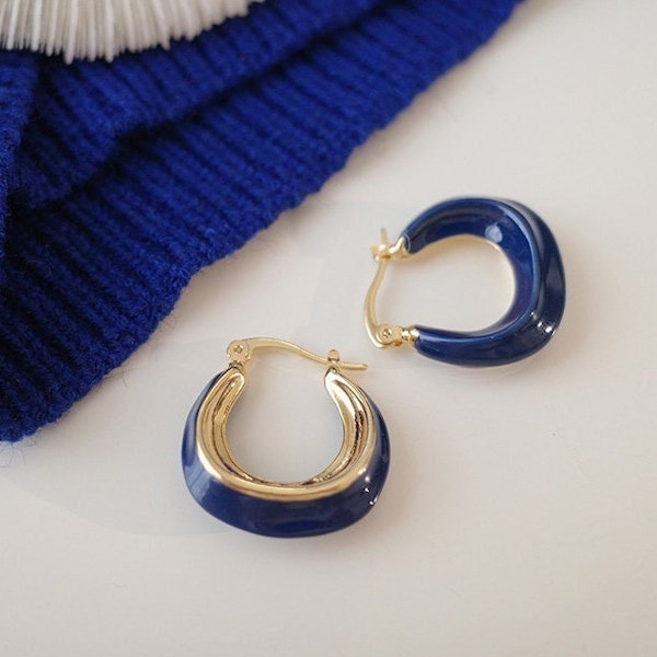 Boucles d'oreilles créoles bleues Klein plaquées or 14 carats | Français cerceaux d’or de style rétro | Hypoallergénique | Boucles d'oreilles minimalistes chics