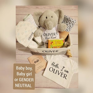 Delux Qute Babykorb, personalisierter Korb, Bodysuit, Hut, Spielzeug, begleitet von Swaddle-Decke und Kapuzenhandtuch.