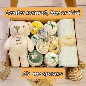 Qute unisex / género neutro / niño / niña caja de regalo para bebé, 6 monos de bebé, 2 baberos, manta envolvente 100% algodón, juguete infantil y juguete de madera
