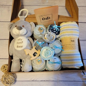 Qute unisex / gender neutral / boy / girl baby gift box , 6 baby bodysuits, 2 Bibs, 100% cotton swaddle blanket, infant toy and wooden toy