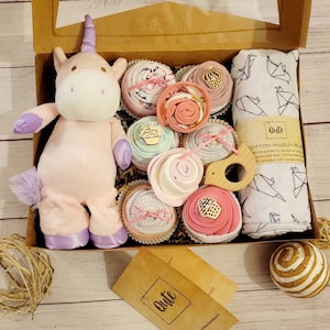 Qute unisex / gender neutral / boy / girl baby gift box , 6 baby bodysuits, 2 Bibs, 100% cotton swaddle blanket, infant toy and wooden toy