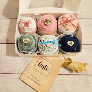Twins Qute unisex / género neutral / niño / niña caja de regalo para bebé, 6 cupcakes de body para bebé, 3 pares de calcetines.