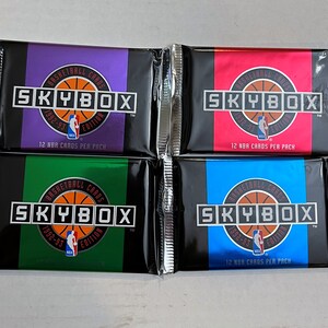 1992-93 Skybox NBA Basketball Cards, 12 cartes par pack, 1 pack de chaque couleur, 4 packs au total par commande (TEAM USA)