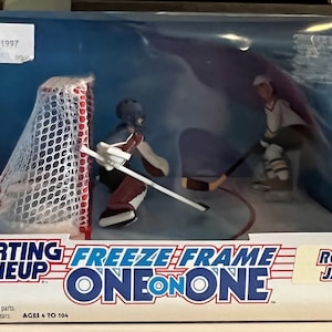 1997 Kenner Starting Lineup Freeze Frame One on One Jaromir Jagr Pittsburgh Penguins vs Patrick Roy Colorado Avalanche NHL Figures