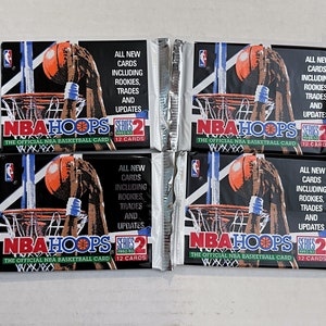 1992-1993 SkyBox NBA Hoops Series 2 Pack of Cards. Każde zamówienie zawiera 4 pakiety po 12 kart w każdym pakiecie.