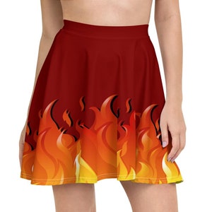 Puede incluir: Una falda skater roja con un patrón de llamas en tonos naranja y amarillo.