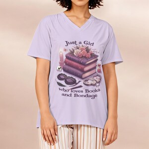 本とボンデージが好きな女の子 | スマットブックス Booktok | レディース ルーズ Vネック 半袖Tシャツ