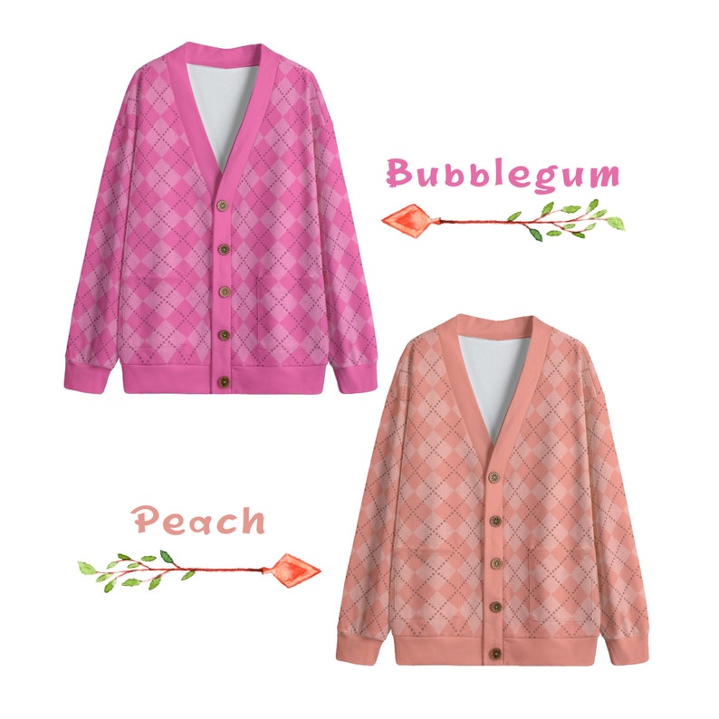 Puede incluir: Dos c&aacute;rdigans de manga larga con un patr&oacute;n de rombos. El c&aacute;rdigan de la izquierda es rosa y dice "Bubblegum". El c&aacute;rdigan de la derecha es melocot&oacute;n y dice "Peach".