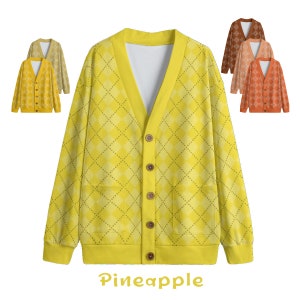 Könnte beinhalten: Ein gelber Cardigan mit Rautenmuster und V-Ausschnitt. Der Cardigan hat fünf Knöpfe vorne und zwei Taschen an den Seiten. Der Cardigan ist aus einem weichen, bequemen Material gefertigt und perfekt zum Schichten.