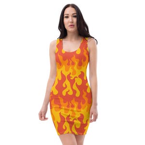 Peut inclure: Une robe sans manches avec une silhouette ajustée. La robe présente un motif de flammes orange et jaunes vives.