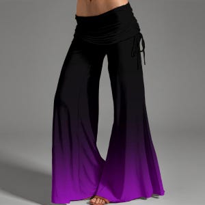 Peut inclure: Pantalon palazzo dégradé noir et violet. Le pantalon a une coupe large et une taille haute avec un détail de cordon de serrage. La couleur passe du noir en haut à un violet vibrant en bas.