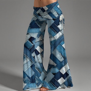 Könnte beinhalten: Weite Hose mit Patchwork-Denim-Design in Blau- und Weißtönen. Die Hose hat eine hohe Taille mit einem Wickeldetail. Der Stoff scheint leicht zu sein.