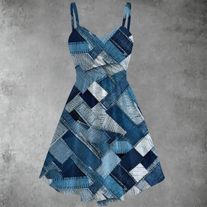 Könnte beinhalten: Ein Jeans-Patchwork-Kleid mit dünnen Spaghettiträgern. Das Kleid hat einen V-Ausschnitt und einen ausgestellten Rock. Das Design verwendet verschiedene Blautöne von Jeansstoff und erzeugt ein strukturiertes Muster. Es ist ein lässiges Sommerkleid.