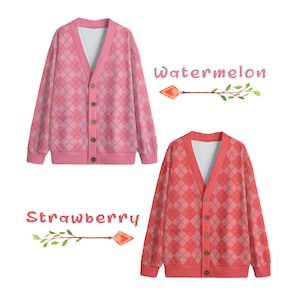 Puede incluir: Dos c&aacute;rdigans de manga larga con un patr&oacute;n de rombos. El c&aacute;rdigan de la izquierda es rosa con la palabra "Watermelon" encima. El c&aacute;rdigan de la derecha es rojo con la palabra "Strawberry" debajo.