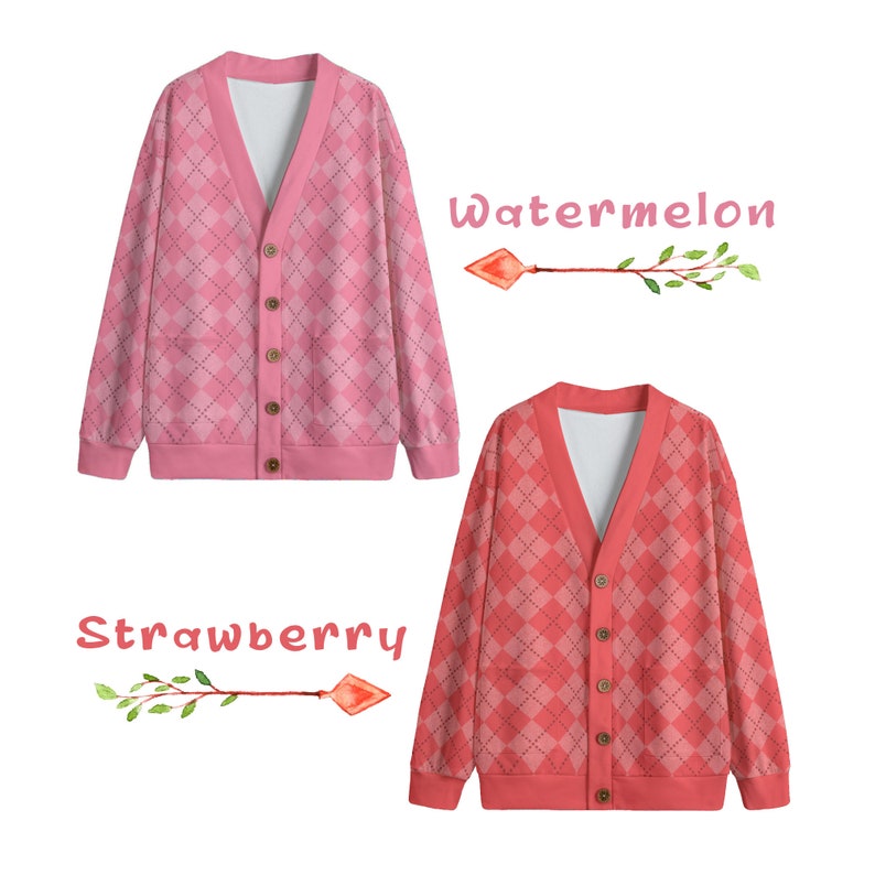 Puede incluir: Dos c&aacute;rdigans de manga larga con un patr&oacute;n de rombos. El c&aacute;rdigan de la izquierda es rosa con la palabra "Watermelon" encima. El c&aacute;rdigan de la derecha es rojo con la palabra "Strawberry" debajo.