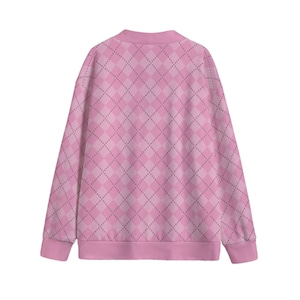 Puede incluir: Una sudadera rosa con un patr&oacute;n de rombos.