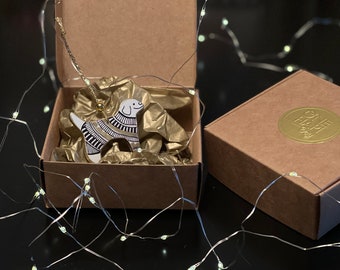 Adorno navideño de arcilla seca con forma de perro colgado