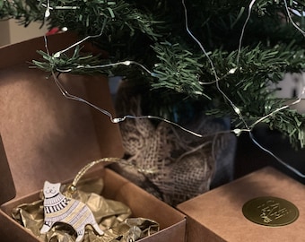 Adorno navideño de arcilla seca con forma de gato