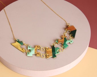 Collar de rompecabezas para mujer recubierto de resina