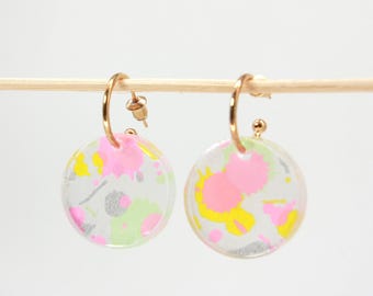 Pendientes de aro dorados con colgante de resina estampada