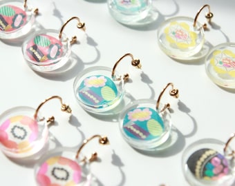 Pendientes de aro dorados con colgante de resina