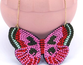 Collar colgante de mariposa de punto