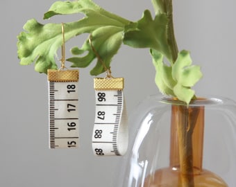 Pendientes, collares, gargantillas y accesorios únicos hechos con cintas métricas.