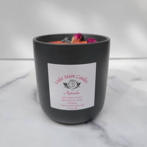 Vela de intención de Afrodita en recipiente de cerámica de 283 ml, con piedra lunar, ofrenda a la deidad de Violet Moon Candles.