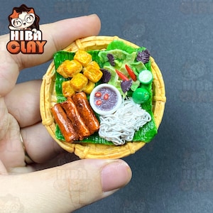 Puppenhausminiatur: Polymer Clay Reisbandnudeln mit fermentierter Garnelenpaste