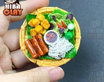 Fideos de arroz en miniatura para casa de muñecas con pasta de camarones – Modelo de comida en miniatura realista (escala 1:6)