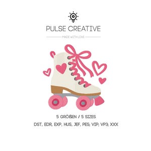 Puede incluir: Un diseño de bordado que muestra un patín de cuatro ruedas blanco con cordones rosas, ruedas rosas y corazones rosas. El texto dice PULSE CREATIVE, MADE WITH LOVE, 5 TAMAÑOS, y una lista de formatos de archivo DST, EDR, EXP, HUS, JEF, PES, VIP, VP3, XXX.