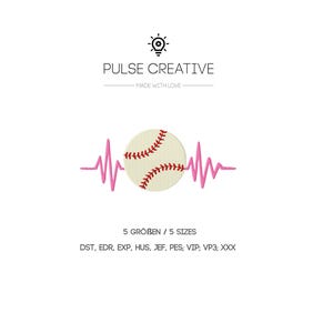 Puede incluir: Una pelota de béisbol blanca con costuras rojas está centrada en un gráfico de latido del corazón rosa. El texto "PULSE CREATIVE" está por encima del gráfico y el texto "5 GROBEN / 5 SIZES" y "DST, EDR, EXP, HUS, JEF, PES, VIP, VP3, XXX" está debajo del gráfico.