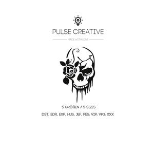 Könnte beinhalten: Schwarz-weiße Silhouette eines Schädels mit einer Rose, die ein Auge bedeckt. Der Schädel tropft mit Flüssigkeit. Der Text "PULSE CREATIVE" und "MADE WITH LOVE" befindet sich über dem Schädel. Der Text "5 GRÖBEN/5 SIZES" und "DST, EDR, EXP, HUS, JEF, PES; VIP; VP3; XXX" befindet sich unter dem Schädel.