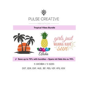 Può includere: Un pacchetto di design digitale a tema tropicale. Il design include un tramonto con palme, un ananas e la frase "girls just wanna have sun". È presente anche il testo "Aloha".