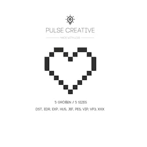 Peut inclure: Un cœur noir pixélisé sur fond blanc. Le texte "PULSE CREATIVE" est au-dessus du cœur, avec "MADE WITH LOVE" en dessous. En dessous du cœur, il est écrit "5 GROBEN / 5 SIZES" et une liste de types de fichiers.