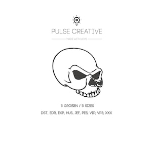 Op de afbeelding: Zwart-witte illustratie van een schedel met een dreigende uitdrukking. De tekst "PULSE CREATIVE" en "MADE WITH LOVE" staat onder de schedel. De tekst "5 GRÖBEN/5 SIZES" en "DST, EDR, EXP, HUS, JEF, PES; VIP; VP3; XXX" staat onder de tekst.