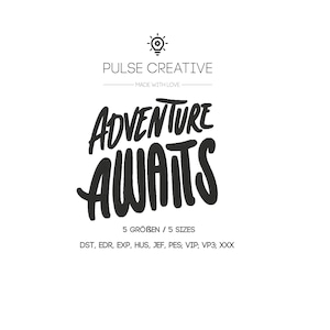 Diseño Bordado Frase Adventure Awaits Viaje Camping Hombre Aventura Patch Outdoor Tipografía Máquina Digital